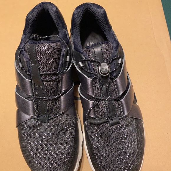 New without box Sorel kinetic sneaker - Picture 3 of 3